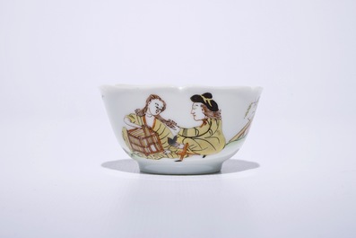 Une tasse et soucoupe en porcelaine de Chine coquille d&rsquo;oeuf &agrave; d&eacute;cor d&rsquo;un couple avec un cage &agrave; oiseaux, Yongzheng