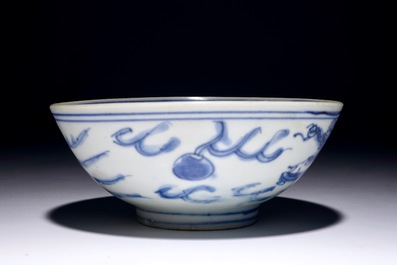 A Chinese blue and white dragon bowl, shipwreck porcelaine from the Hatcher Cargo, Transitional