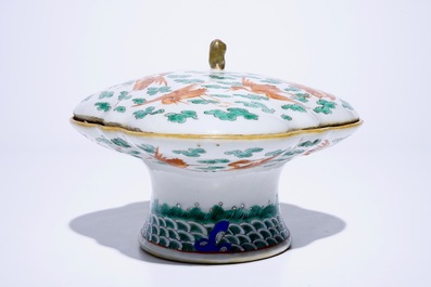 A Chinese famille verte covered bowl on foot with cranes among clouds, 19/20th C.