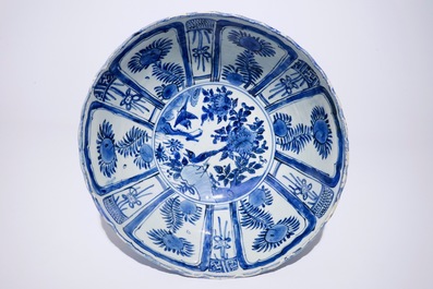 Un grand bol au tigre en porcelaine de Chine bleu et blanc de type Kraak, Ming, Wanli