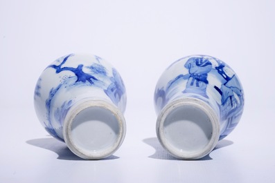 Een paar Chinese blauw-witte meiping vazen met figuren in Kangxi-stijl, 19/20e eeuw