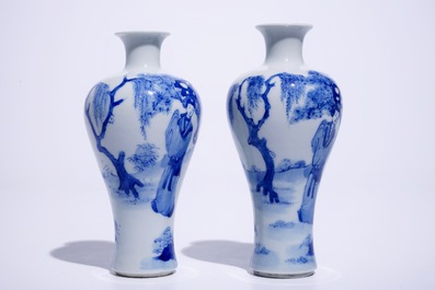 Une paire de vases meiping en porcelaine de Chine bleu et blanc de style Kangxi, 19/20&egrave;me