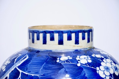 Une paire de vases balustres et leur couvercle en porcelaine de Chine bleu et blanc, 19&egrave;me