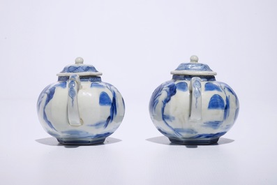 Une paire de th&eacute;i&egrave;res miniatures en porcelaine bleu et blanc d'Arita, Japon, Edo, 17&egrave;me