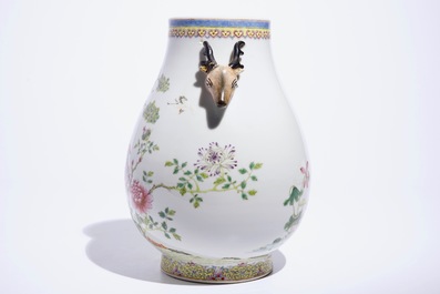 Un vase en porcelaine de Chine de forme hu &agrave; d&eacute;cor de ph&eacute;nix et cerfs, marque de Qianlong, 19/20&egrave;me