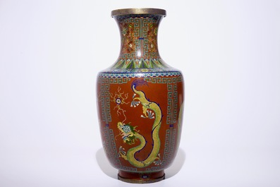 Een grote Chinese cloisonn&eacute; vaas met draken, 19/20e eeuw