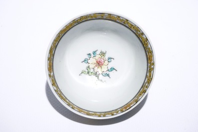 Une tasse et soucoupe en porcelaine de Chine famille rose et grisaille coquille d'oeuf &agrave; d&eacute;cor d'un faisan, Yongzheng