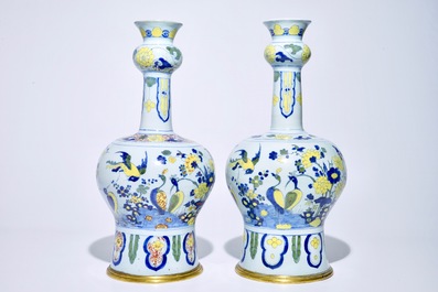 Une paire de grands vases en fa&iuml;ence de Delft polychrome mont&eacute; en bronze, fin du 17&egrave;me