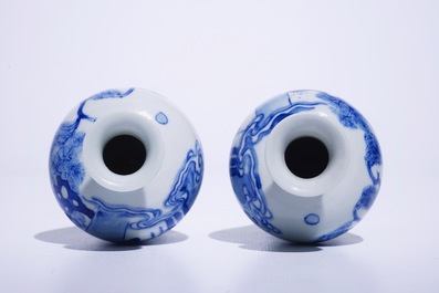 Une paire de vases meiping en porcelaine de Chine bleu et blanc de style Kangxi, 19/20&egrave;me