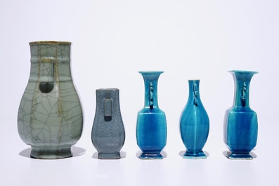 Trois vases en porcelaine de Chine turquoise monochrome et deux de type craquel&eacute;, 18&egrave;me et apr&egrave;s