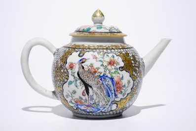 Een fijne Chinese famille rose en grisaille theepot met een fazant, Yongzheng