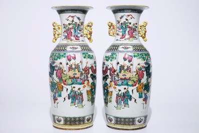 Une paire de vases en porcelaine de Chine famille rose &agrave; d&eacute;cor des &quot;100 antiquit&eacute;s&quot;, 19&egrave;me
