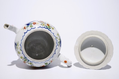 Een Chinese famille rose theepot met decor van tabaksbladeren, Qianlong