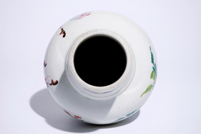 Un vase de forme boule en porcelaine de Chine famille rose, Yongzheng