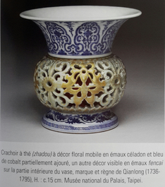 Un cr&acirc;choir zhadou &agrave; partie tournante en porcelaine de Chine bleu, blanc et lavande, marque de Qianlong, 19/20&egrave;me