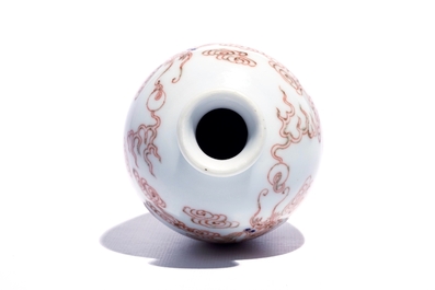 Un vase en porcelaine de Chine aux dragons parmi nuages, 19/20&egrave;me