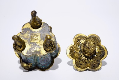 Een Chinese wierookbrander in cloisonn&eacute; en verguld brons, Qianlong merk, 18/19e eeuw