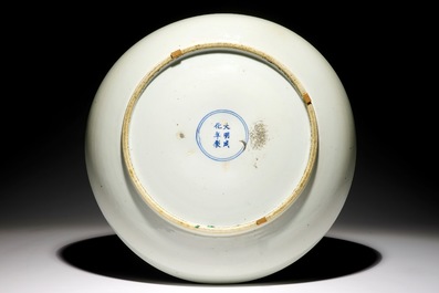 Un tr&egrave;s grand plat en porcelaine de Chine famille verte, 19&egrave;me