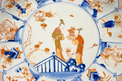 Un grand plat en porcelaine de Chine de style Imari &agrave; d&eacute;cor de femmes dans un jardin, Kangxi/Yongzheng
