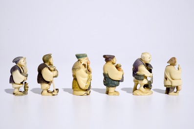 Een lot van zes polychrome Japanse ivoren netsuke, Taisho, 2e kwart 20e eeuw, gesigneerd