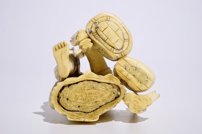 Un okimono en ivoire figurant un marchand de l&eacute;gumes, Japon, Meiji, d&eacute;but du 20&egrave;me