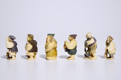 Een lot van zes polychrome Japanse ivoren netsuke, Taisho, 2e kwart 20e eeuw, gesigneerd