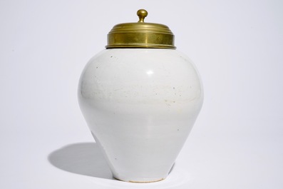 A blue and white Brussels faience tobacco jar with brass cover, 18th C.