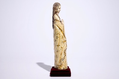 Un grand mod&egrave;le indo-portugais d'une Vierge en ivoire sculpt&eacute; polychrome, Goa, 17&egrave;me