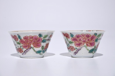 Une paire de tasses et soucoupes en porcelaine de Chine famille rose, Yongzheng/Qianlong