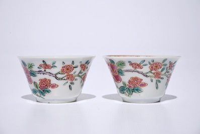 Une paire de tasses et soucoupes en porcelaine de Chine famille rose, Yongzheng/Qianlong