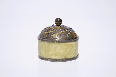 Een Chinees dekseldoosje in jade en ge&euml;mailleerd zilver, ca. 1900