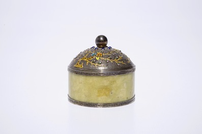 Une bo&icirc;te cylindrique en jade et argent &eacute;maill&eacute;, Chine, vers 1900