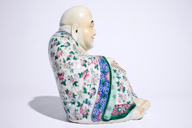 Un grand mod&egrave;le de Bouddha en porcelaine de Chine famille rose, 19/20&egrave;me