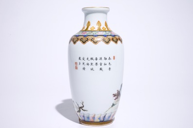 Un vase en porcelaine de Chine famille rose &agrave; d&eacute;cor de figures dans un paysage, 20&egrave;me