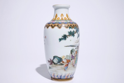 Un vase en porcelaine de Chine famille rose &agrave; d&eacute;cor de figures dans un paysage, 20&egrave;me