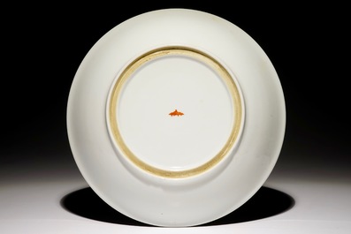 Un plat en porcelaine de Chine qianjiang cai &agrave; d&eacute;cor d'un paysage, 19/20&egrave;me