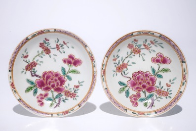 Une paire de tasses et soucoupes en porcelaine de Chine famille rose, Yongzheng/Qianlong