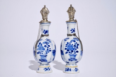 Une paire de vases en porcelaine de Chine bleu et blanc aux montures en argent, Kangxi