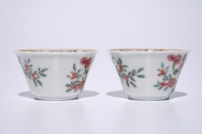 Une paire de tasses et soucoupes en porcelaine de Chine famille rose, Yongzheng/Qianlong