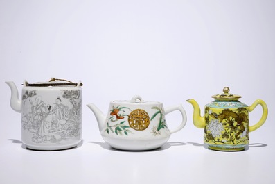 Trois th&eacute;i&egrave;res couvertes en porcelaine de Chine, 19&egrave;me