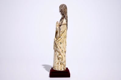 Un grand mod&egrave;le indo-portugais d'une Vierge en ivoire sculpt&eacute; polychrome, Goa, 17&egrave;me