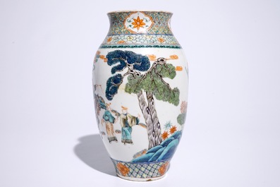 Un vase de forme ovo&iuml;de en porcelaine de Chine famille verte, 19&egrave;me