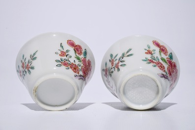 Une paire de tasses et soucoupes en porcelaine de Chine famille rose, Yongzheng/Qianlong