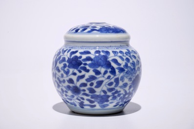 Un base de narguil&eacute; en porcelaine Chine bleu et blanc pour le march&eacute; islamique, Kangxi