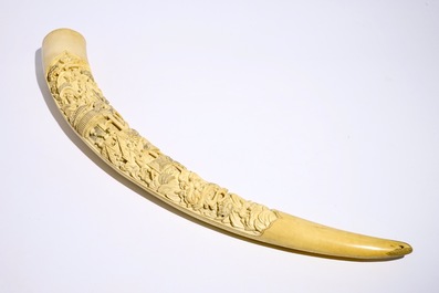 Une grande d&eacute;fense en ivoire sculpt&eacute;, Chine, d&eacute;but du 20&egrave;me