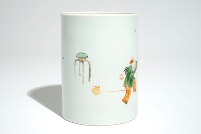 Un pot &agrave; pinceaux en porcelaine de Chine famille verte de style Kangxi, 19/20&egrave;me