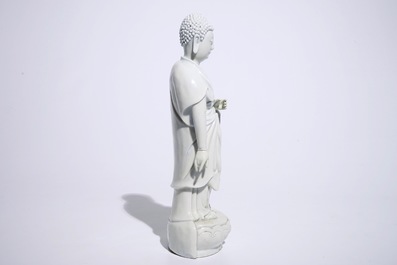 Een Chinees Dehua blanc de Chine model van een staande Boeddha, zegelmerk op de rug, Kangxi