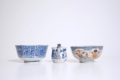 A Chinese blue and white octagonal bowl and teapot and an Imari-style bowl, 18/19th C.