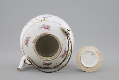 A Chinese qianjiang cai teapot and cover, 19/20th C.