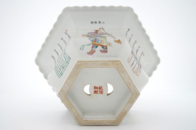 Een Chinese famille rose hexagonale bloempot met &quot;Wu Shuang Pu&quot; decor, 20e eeuw